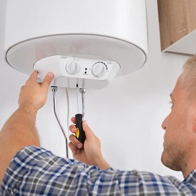 Majstor servisira bojler na terenu